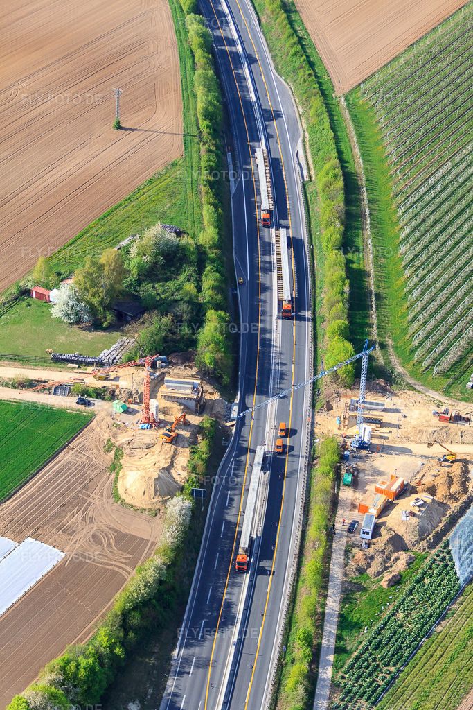 Luftbild: Erneuerung einer Brücke für einen Feldweg über die A65 in Kandel im Bundesland Rheinland-Pfalz in Deutschland. Foto: IMG_39376.jpg vom 09.04.2011 durch Werner Riehm/FLY-FOTO.de