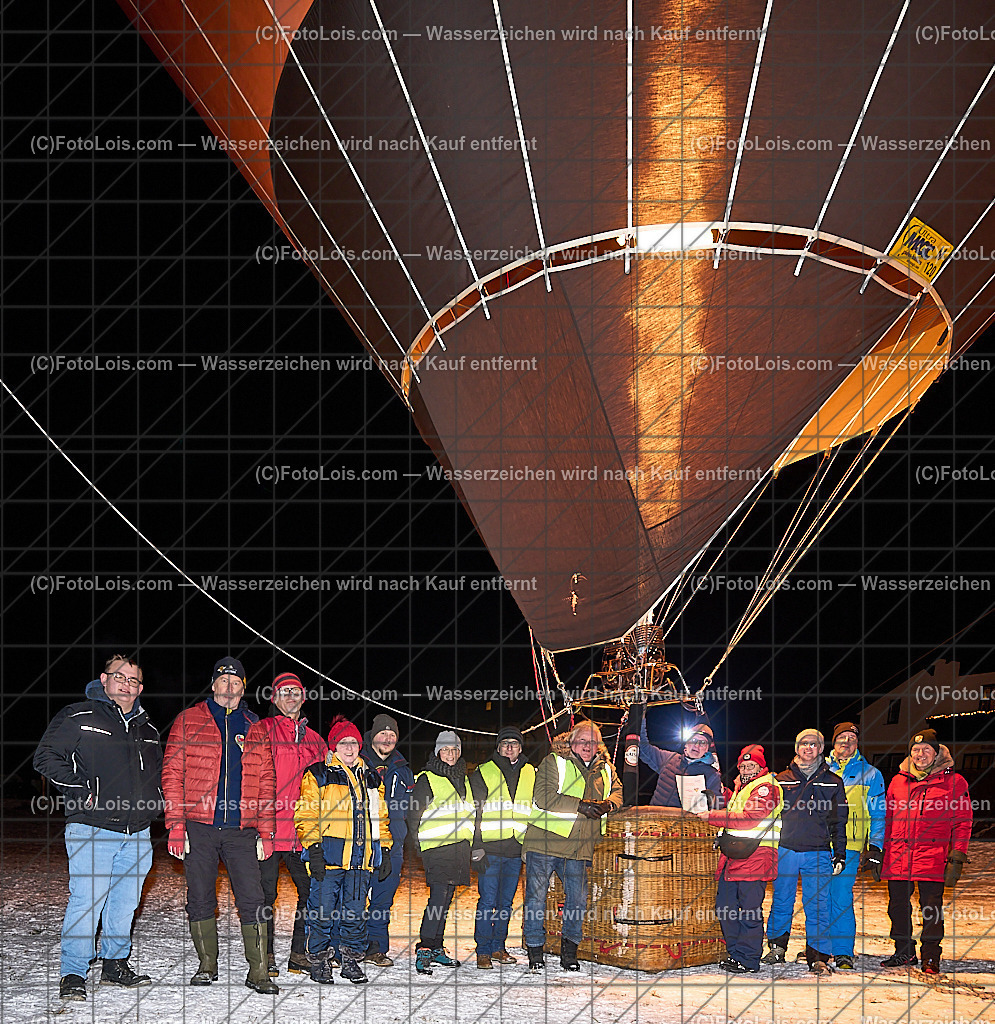 _ALP8517_NACHTderBALLONE_Lackenhof_Ballonsportclub Oetscherland | ... mit dem Ballonsportclub Ötscherland aus Wieselburg, der Bergrettung Lackenhof mit einer Schauübung, der Perchtengruppe 'Gaminger Ötscherteufeln' und dem Musikverein Lackenhof, die Ballonfahrer spendeten ihre Gage in diesem Jahr dem schwer verunglückten Gerald Bernreiter alias 'KLEX' der erst nach der ReHa und einem Umbau seines Hauses in Lackenhof frühestens im Mai 2026 wieder nach Hause kommen kann, So 28. Dezember 2025.