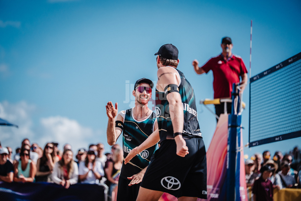 Beachvolleyball | Männer | Deutsche Meisterschaften 2025 Timmendorfer Strand | 06.09.2025 | v.l. Clemens Wickler und Nils Ehlers klatschen ein
