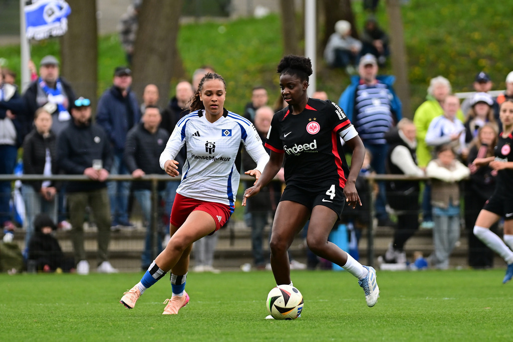 Fußball I Frauen I Saison 2024-2025 I 2. Bundesliga I 21. Spieltag I Hamburger SV - Eintracht Frankfurt II | Lisa Baum (11, Hamburger SV) Emily Wallrabenstein (4, Eintracht Frankfurt II) - Realisiert mit Pictrs.com