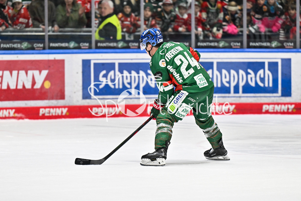 Augsburger Panther - Grizzlys Wolfsburg | AUGSBURG, GERMANY - 15. MARCH: in dieser Szene scheitert T. J. TREVELYAN (Augsburger Panther 24) mit seinem Penalty an Dustin STRAHLMEIER (Grizzlys Wolfsburg 1) während dem Match zwischen den Augsburger Panthern und den Grizzlys Wolfsburg am 52. Spieltag der Penny DEL im Curt Frenzel Stadion