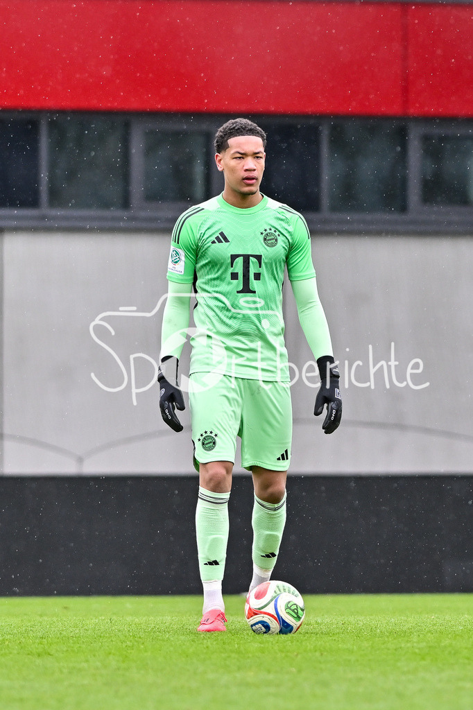 FC Bayern München - Berliner Athletik Klub | MUNICH, GERMANY - 21. FEBRUARY: am BAll Leonard PRESCOTT (FC Bayern München U19 1) / Einzelfoto / Freisteller während dem Spiel zwischen der U19 des FC Bayern München und der U19 des Berliner Athletik Klubs am 3. Spieltag der DFB-U19 Nachwuchsliga am FC Bayern Campus