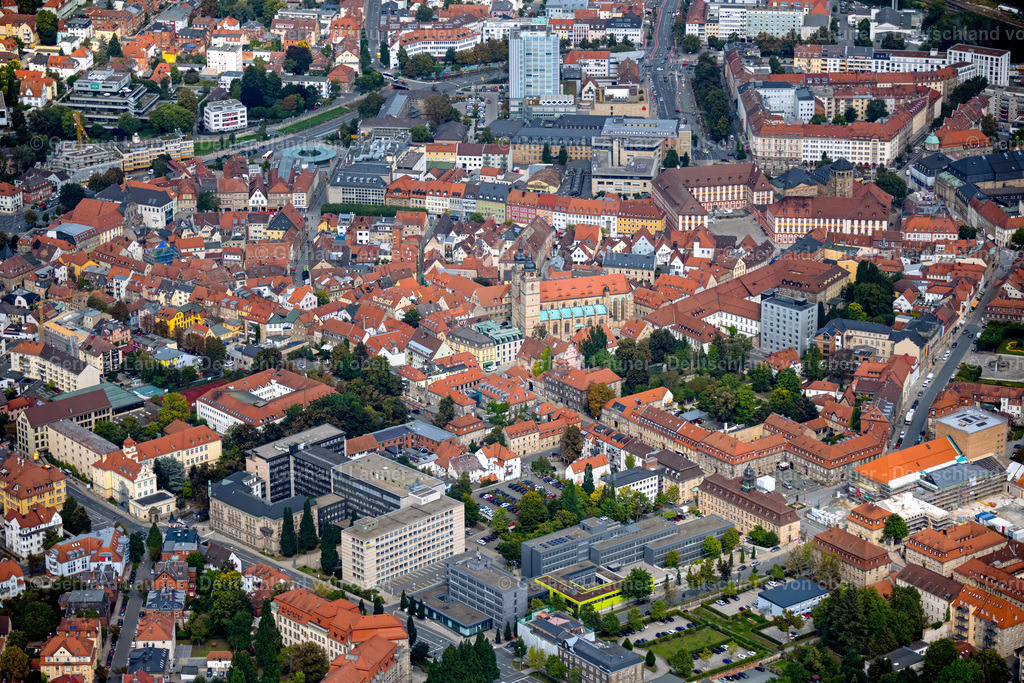 4060239 | BAYREUTH 07.09.2021 Stadtzentrum im Innenstadtbereich entlang der Maximilianstraße in Bayreuth im Bundesland Bayern. // The city center in the downtown are in Bayreuth in the state Bavaria. Foto: Gerhard Launer