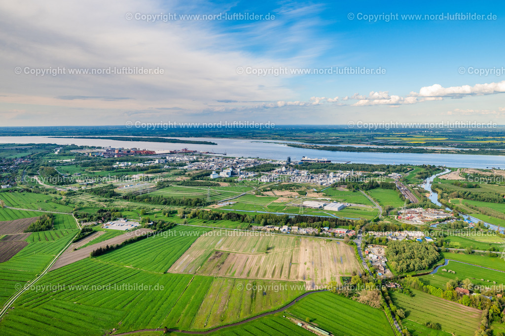 Stade_Bützfleth_Dow_Olin_ELS_4301290424 | STADE 29.04.2024 Raffinerie- Anlagen und Leitungssysteme auf dem Werksgelände des Chemieproduzenten der Fa. Dow Chemie,und Olin in Stade im Bundesland Niedersachsen, Deutschland. Weiterführende Informationen bei: Blue Cube Germany Assets GmbH & Co. KG,  Dow Deutschland Anlagengesellschaft mbH. // Refinery equipment and management systems on the factory premises of the chemical manufacturers of Fa. Dow Chemical,and Olin in Stade in the state Lower Saxony, Germany. Further information at: Blue Cube Germany Assets GmbH & Co. KG,  Dow Deutschland Anlagengesellschaft mbH. Foto: Martin Elsen