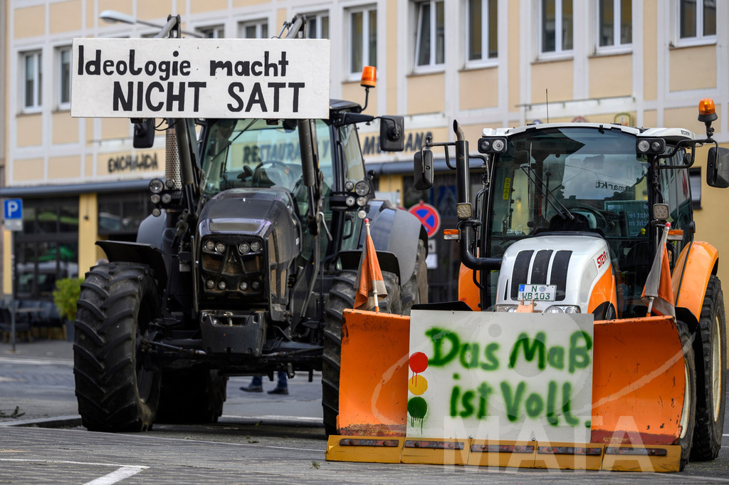 _DWA4377 | Bauerndemo gegen Agrarpolitik der Bundesregierung  auf dem Straße Obstmarkt und Hauptmarkt . Nürnberg, 08.01.2024 - Realisiert mit Pictrs.com