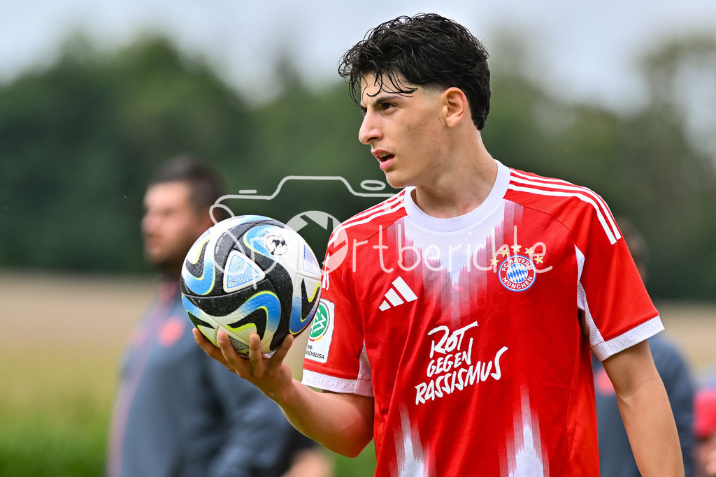 SSV Ulm 1846 Fussball U19 - FC Bayern München U19 | im Bild mit Ball in der Hand Deniz OFLI (FCB #3) / Einzelfoto / Freisteller / U19 DFB Nachwuchsliga: SSV Ulm 1846 Fussball - FC Bayern München, Hauptspielfeld Langenau am 02.08.2025