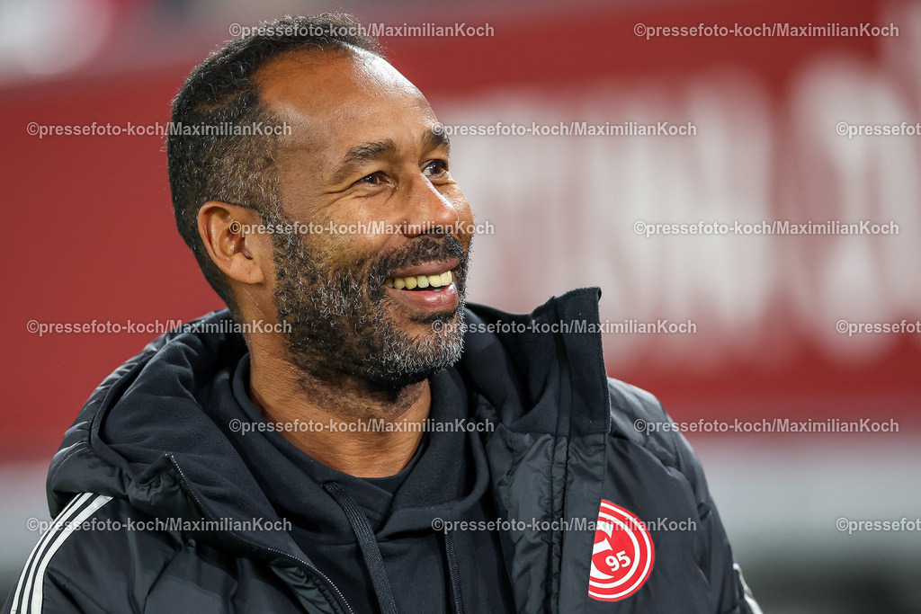 Due0911240109602116 | 09.11.2024, Fußball, Fortuna Düsseldorf - SC Paderborn 07, 2. Bundesliga, Merkur Spiel-Arena, Saison 2024 2025: Cheftrainer Daniel Thioune (Trainer Fortuna Düsseldorf) hatt gute Laune lachend gut gelauntDFB regulations prohibit any use of photographs as image sequences and or quasi-video.
