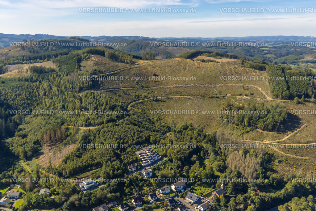 Lennestadt230910072Altenhundem | Luftbild, Terrassenhaus Wohnanlage, Zur Lennhelle, Waldgebiet mit Waldschäden, Altenhundem, Lennestadt, Sauerland, Nordrhein-Westfalen, Deutschland