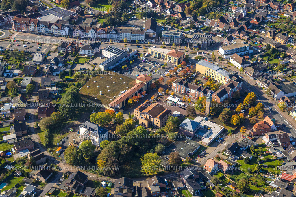 Selm241011515 | Luftbild, Einkaufszentrum Markt Selm, Botzlarstraße, Willy-Brandt-Platz mit Bürgerhaus und Volkshochschule und evang. Kirche am Markt, Selm, Münsterland, Nordrhein-Westfalen, Deutschland