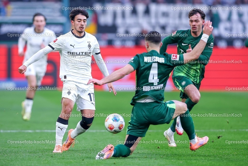 BMG13122501022 | 13.12.2025, Fußball, Borussia Mönchengladbach - VfL Wolfsburg, 1. Fußball Bundesliga, 14.Spieltag, Borussia-Park, Saison 2025 2026: Jens Castrop&nbsp;(Borussia Mönchengladbach #17) im Zweikampf gegen  Aaron Zehnter&nbsp;(VfL Wolfsburg #25) - Handspiel Konstantinos Koulierakis&nbsp;(VfL Wolfsburg #04)   DFB regulations prohibit any use of photographs as image sequences and or quasi-video.