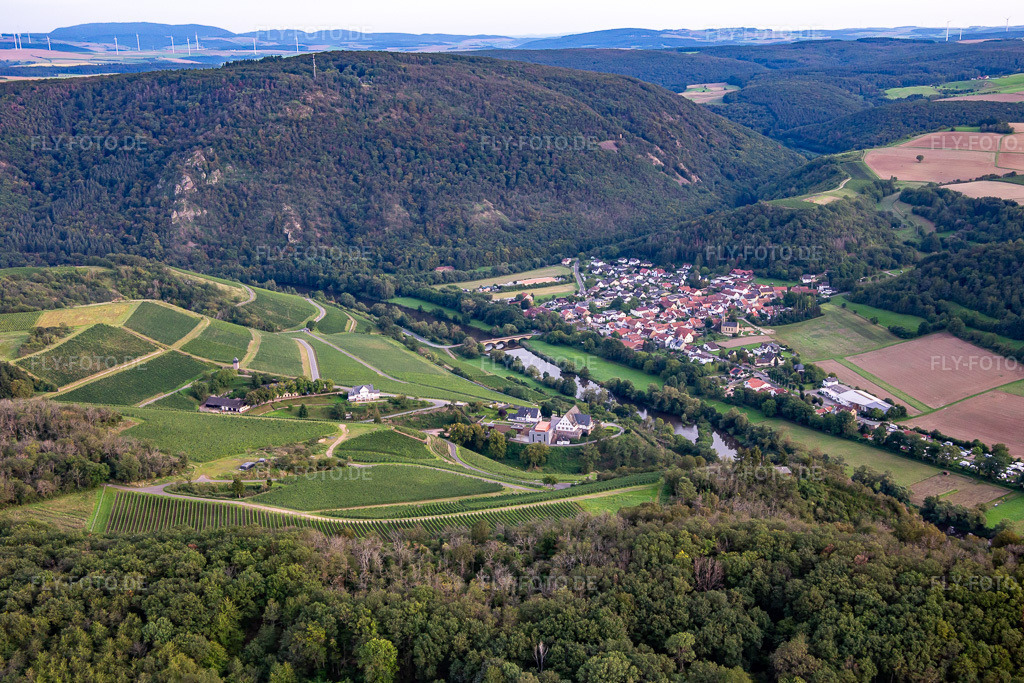 Luftbild: Hotel Gut Hermannsberg und Gutsverwaltung Niederhausen Schlossböckelheim in Niederhausen im Bundesland Rheinland-Pfalz in Deutschland. Foto: IMG_138373.jpg vom 03.09.2023 durch Werner Riehm/FLY-FOTO.deauf Gut Hermannsberg