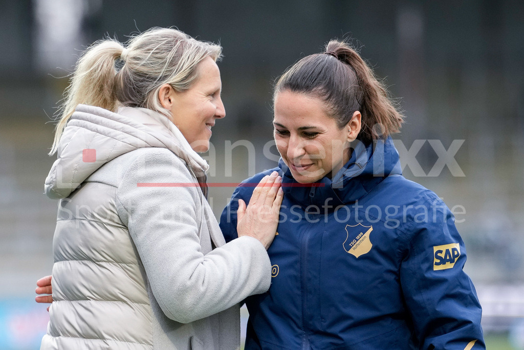 Fussball, Google Pixel Frauen-Bundesliga, TSG 1899 Hoffenheim - SV Werder Bremen | v.li.: Friederike Kromp (Fritzy Kromp, Trainerin, Cheftrainerin, Werder) und Eva-Maria Virsinger (Cheftrainerin, Trainerin, TSG), bei der Begrüßung vor dem Spiel, beide Trainerinnen begrüßen sich, Aktion, Action, 01.02.2026, Sinsheim (Hoffenheim)  (Deutschland), Fussball, Google Pixel Frauen-Bundesliga, TSG 1899 Hoffenheim - SV Werder Bremen, DFB/DFL REGULATIONS PROHIBIT ANY USE OF PHOTOGRAPHS AS IMAGE SEQUENCES AND/OR QUASI-VIDEO., DIE DFB-RICHTLINIEN UNTERSAGEN JEGLICHE NUTZUNG VON FOTOS ALS SEQUENZBILDER UND/ODER VIDEOÄHNLICHE FOTOSTRECKEN. DFB REGULATIONS PROHIBIT ANY USE OF PHOTOGRAPHS AS IMAGE SEQUENCES AND/OR QUASI-VIDEO.