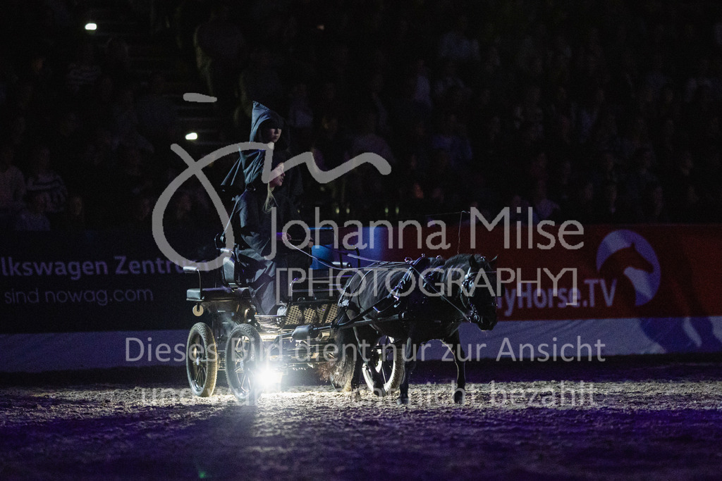 241102_Oldenburg_Show-308 | Deine schönsten Turniermomente als professionelle Fotos! Entdecke hochwertige Pferdesport-Fotografie im Online-Shop. Jetzt Fotos finden & bestellen!