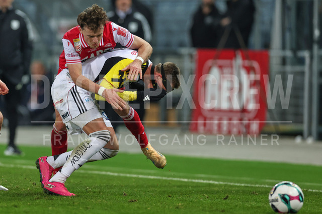Austrian Bundesliga: Grazer AK 1902 vs LASK | GRAZ, AUSTRIA, 13.DEC.25 - SOCCER - ADMIRAL Bundesliga, Grazer AK 1902 vs LASK. The image shows Thomas Schiestl (GAK) and Kasper Jörgensen (Lask).