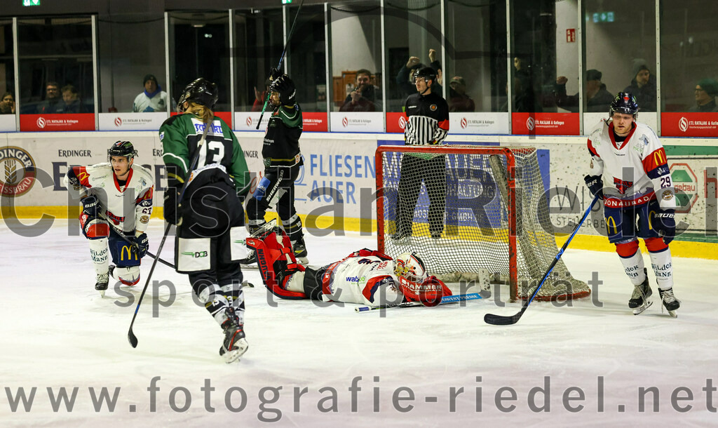 2023-02-19_088_TSV_Erding_gegen_VfE_Ulm-Neu-Ulm | Erding, Deutschland, 19.02.2023:
Eishockey, Bayernliga Meisterrunde Gruppe B 2022 / 2023, 5. Spieltag, TSV Erding gegen VfE Ulm/Neu-Ulm, Endergebnis: 

Thomas Plihal (Erding Gladiators, #39), Michael Franz (Erding Gladiators, #13), Torwart David Heckenberger (VfE Ulm/Neu-Ulm e. V., #3), Daniel Krzizok (Erding Gladiators, #18)

Foto: Christian Riedel / fotografie-riedel.net