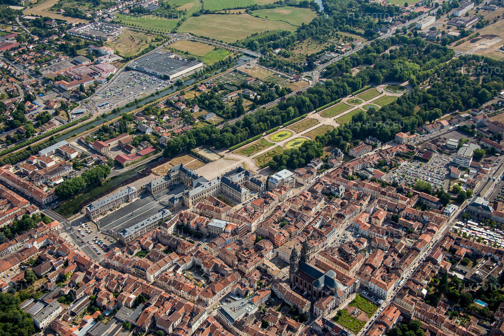 Vue aérienne: Parc du château du château Lunéville à Lunéville dans le département Meurthe et Moselle, France.Photo: IMG_083165.jpg prise le 11/07/2015 par Werner Riehm/FLY-FOTO.euRésolution de l'original: 5472 x 3648 px