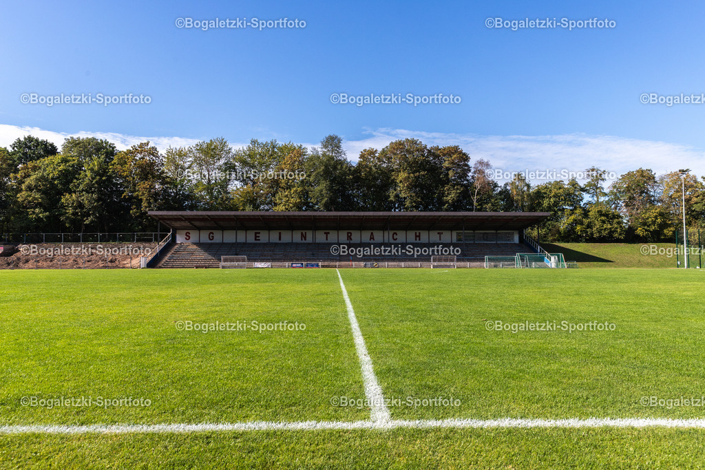 Gelsenkirchen, Germany - September 27, 2026: Südstadion am Haidekamp | Gelsenkirchen, Germany - September 27, 2026: Blick auf die Haupttribüne des Südstadion am Haidekamp mit abgerissener Stehtribüne Links - Realisiert mit Pictrs.com