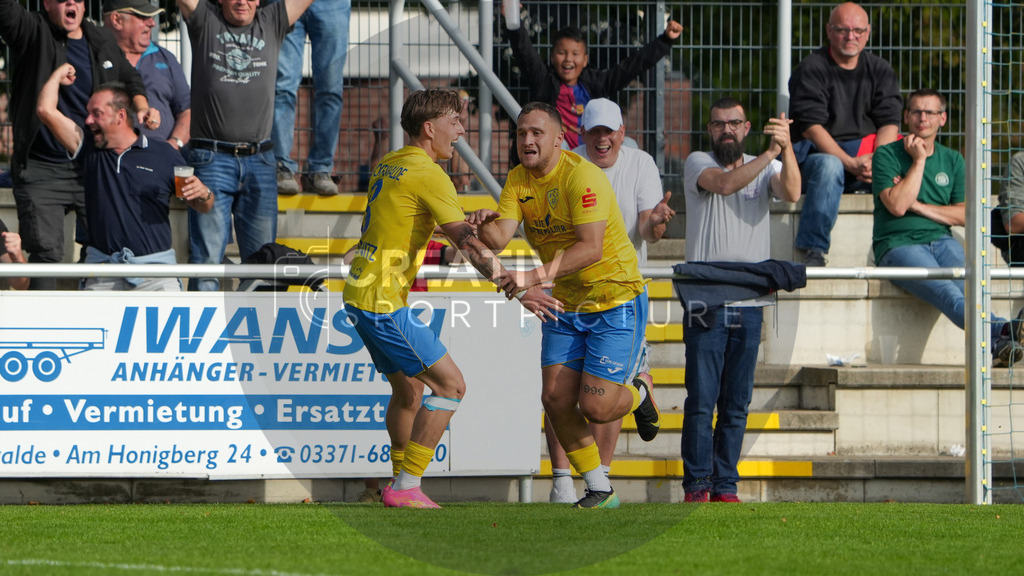 Fußball, Herren, Saison 2025/2026, Regionalliga Nordost, 10. Spieltag, FSV 63 Luckenwalde vs. BSG Chemie Leipzig, Samstag 27.09.2025, Werner-Seelenbinder-Stadion Luckenwalde, | Fußball, Herren, Saison 2025/2026, Regionalliga Nordost, 10. Spieltag, FSV 63 Luckenwalde vs. BSG Chemie Leipzig, Samstag 27.09.2025, Werner-Seelenbinder-Stadion Luckenwalde, Im Bild: Tim Schleinitz (l.) jubelt mit Lucas Will (r.) über den Last-Minute Siegtreffer. - Realisiert mit Pictrs.com