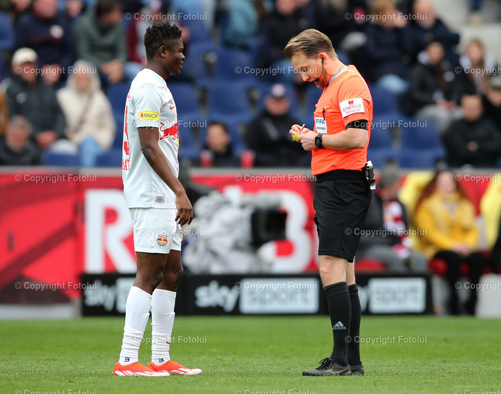 A_LUI_21042024_29 | SPORT,FUSSBALL.ADMIRAL BUNDESLIGA RED BULL SALZBURG-AUSTRIA KLAGENFURT. 21.04.2024 IM BILD: KARIM KONATE (SALZBURG) UNDSCHIEDSRICHTER JULIAN WEINBERGER   FOTO.FOTOLUI/MW