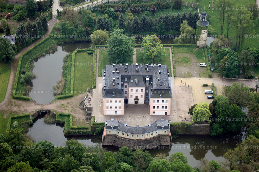 3001064 | Das Schloss Oppurg (auch als Schloss Niederoppurg bezeichnet) ist ein barockes Schloss in Oppurg bei Pößneck (Saale-Orla-Kreis) im Osten Thüringens. Das Schloss besteht aus drei Flügeln: dem südlichen Hauptflügel sowie dem östlichen und dem westlichen Nebenflügel. Auf dem Schlossgelände bestehen darüber hinaus eine Kutschremise, ein Turm der ehemaligen Burg, ein das Schloss umgebender Wassergraben sowie östlich des Hauses ein Schlossgarten im Stil eines englischen Landschaftsparks. Heute gehört das Schloss dem Christlichen Jugenddorfwerk Deutschlands. Es wird als Europäisches Bildungszentrum, Tagungshaus und Jugendbildungsstätte für Veranstaltungen genutzt.