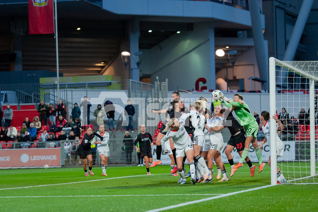 20250925schulz182 | Strafraumaktion. Torhüterin Lina Altenburg (Eintracht Frankfurt,No.12) kann den Ball hier wegfaustenDEU, Leverkusen, 25.09.2025 Fußball, Google Pixel Frauen-Bundesliga,  4. Spieltag, Bayer 04 Leverkusen - Eintracht FrankfurtDIE DFB-RICHTLINIEN UNTERSAGEN JEGLICHE NUTZUNG VON FOTOS ALS SEQUENZBILDER UND/ODER VIDEOÄHNLICHE FOTOSTRECKEN - Realisiert mit Pictrs.com