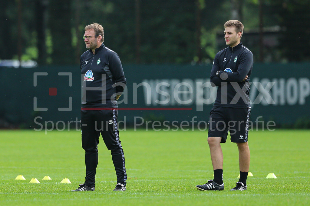 Fussball, Google Pixel Frauen-Bundesliga, Training SV Werder Bremen | v.li.: Thomas Horsch (Trainer, Cheftrainer, SV Werder Bremen) und Lucas Horsch (Co-Trainer, SV Werder Bremen)