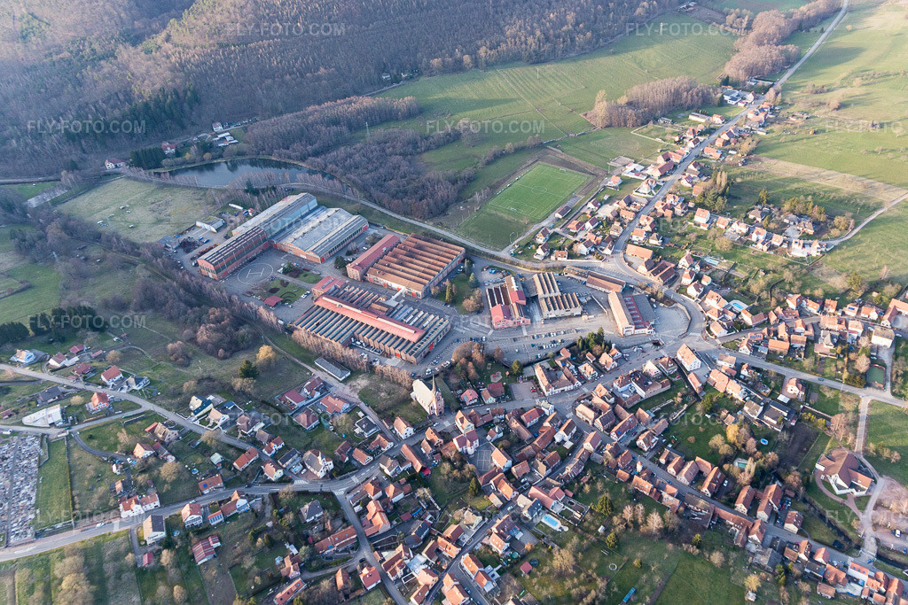 Aerial view: View of the town in Zinswiller in the state Bas-Rhin, France.Photo: IMG_104974.jpg taken on 03/21/2018 by Werner Riehm/FLY-FOTO.comResolution of the original: 4852 x 3235 px