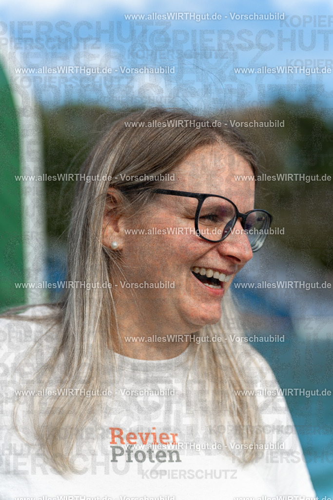 Hundeschwimmen_Volksbad_2026-allesWIRTHgut_Tierfotografie-2609061513-7R501321 | Professionelle Tierfotografie in Mönchengladbach von Daniel Wirth (allesWIRTHgut). Liebevolle & natürliche Bilder von Hunden & Katzen für unvergessliche Erinnerungen.