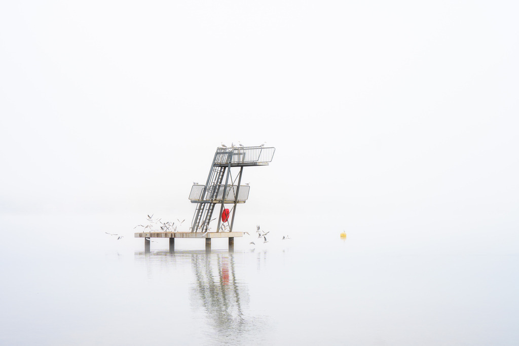 Minimalistischer See | Nebel über dem Ägerisee - Realisiert mit Pictrs.com