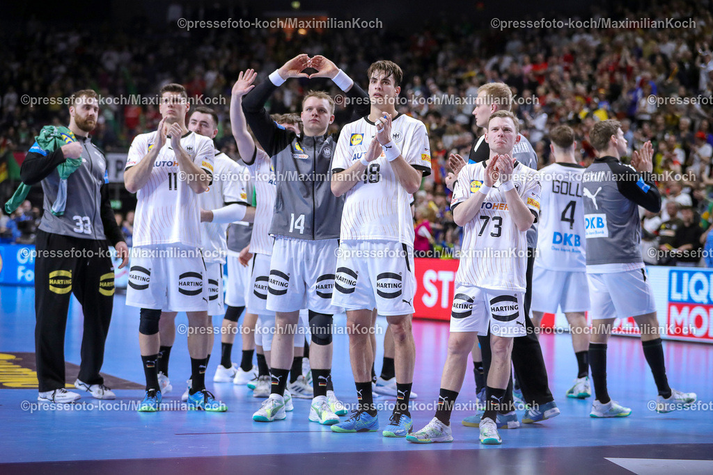EHFEURO28012401064 | 28.01.2024, EHF EURO 2024, Männer Europameisterschaft Handball, Lanxess Arena in Köln, Spiel um Platz 3, Deutschland - Schweden: Deutschland verliert das SPiel um Platz 3 gegen Schweden und landet damit auf Platz 4. Enttäuschung über die Niederlage beim deutschen Team. Die Mannschaft steht traurig zusammen. Justus Fischer (Deutschland) zeigt den Fans sie sind die Mannschaft der Herzen. Julian Köster (Deutschland) und Timo Kastening (Deutschland) klatschend.