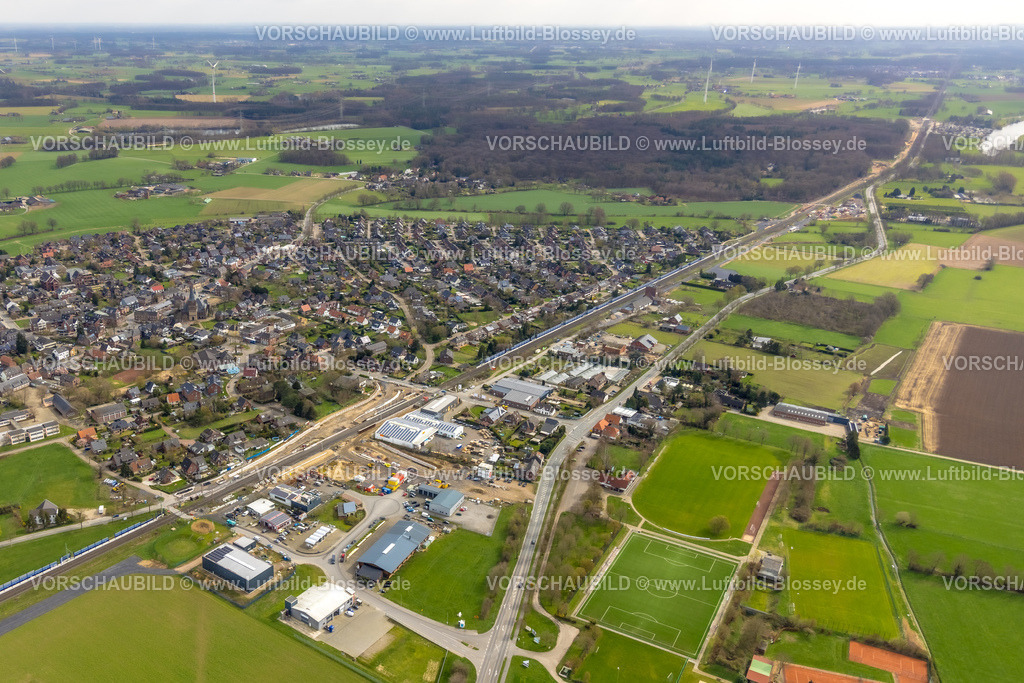 Rees230300724Betuwe | Luftbild, Ausbau der Betuwe Linie zwischen Ruhrgebiet und den Niederlanden im Bereich Rees Haldern zur dreigleisigen Bahnstrecke, , alle beschrankten Bahnübergänge werden entfallen oder durch Über- oder Unterführungen ersetzt werden. Vor allem ist die Ausbaumaßnahme für die Bahn mit der Verpflichtung verbunden, nunmehr Lärmschutz für die betroffenen Menschen zu gewähren. Stockum, Rees-Haldern, Niederrhein, Ruhrgebiet, Nordrhein-Westfalen, Deutschland
