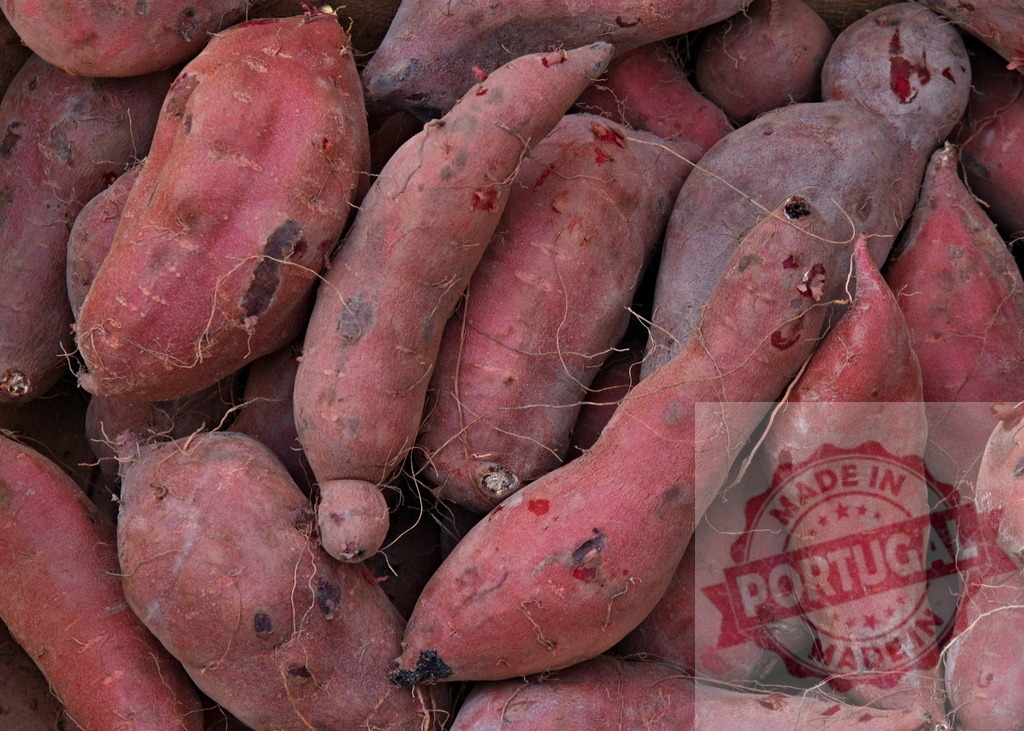 Raw sweet potatoes with dirt and roots | Many raw sweet potatoes with skin and small roots ready for cooking - Realized with Pictrs.com