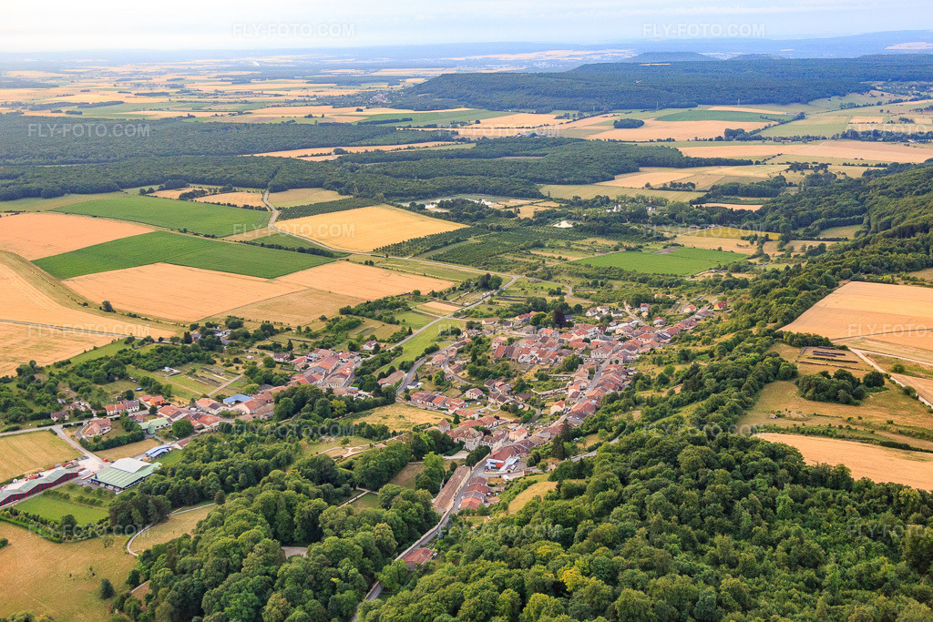 Aerial view: View of the town from the northwest in Boucq in the state Meurthe et Moselle, France. – Photo: IMG_083441.jpg taken on 07/13/2015 by Werner Riehm/FLY-FOTO.com – Resolution of the original: 5472 x 3648 px