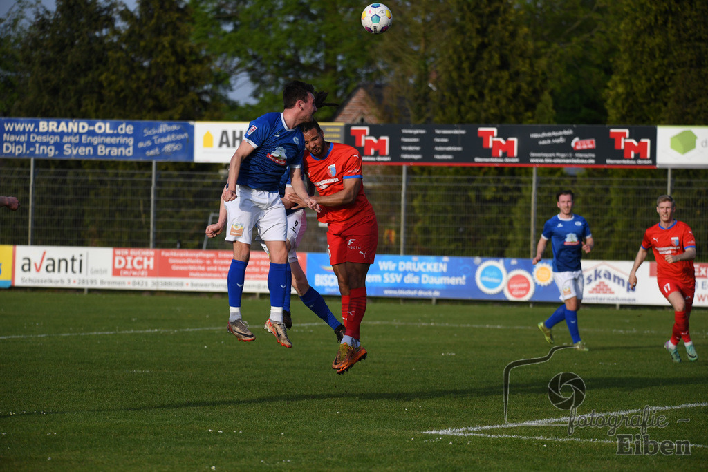 SSV Jeddeloh-SV Drochtersen/Assel | Herren Regionalliga; SSV Jeddeloh (blau)-SV Drochtersen/Assel (rot) am 30.04.2024; in Jeddeloh (53-Acht Arena), Photo: Philip Eiben 2024 - Realisiert mit Pictrs.com