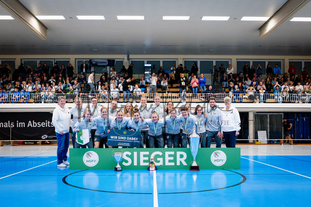 Frauen Futsal-Regionalliga West, Saison 2025/26, 6. Spieltag: SC Preußen Münster - Futsal Panthers Köln | Münster, 28.02.2026: Frauen Futsal-Regionalliga West, 6. Spieltag, Die Futsalerinnen des SC Preußen Münster nehmen den Pokal zum Sieg der Meisterschaft in empfang. Staffelleiterin Larissa Struck (links) und Vorsitzende des Frauenfußballausschusses Marianne Finke-Holtz (rechts) gratulieren herzlich.  Foto: sportfotografie.ms | Markus Paletta - Realisiert mit Pictrs.com