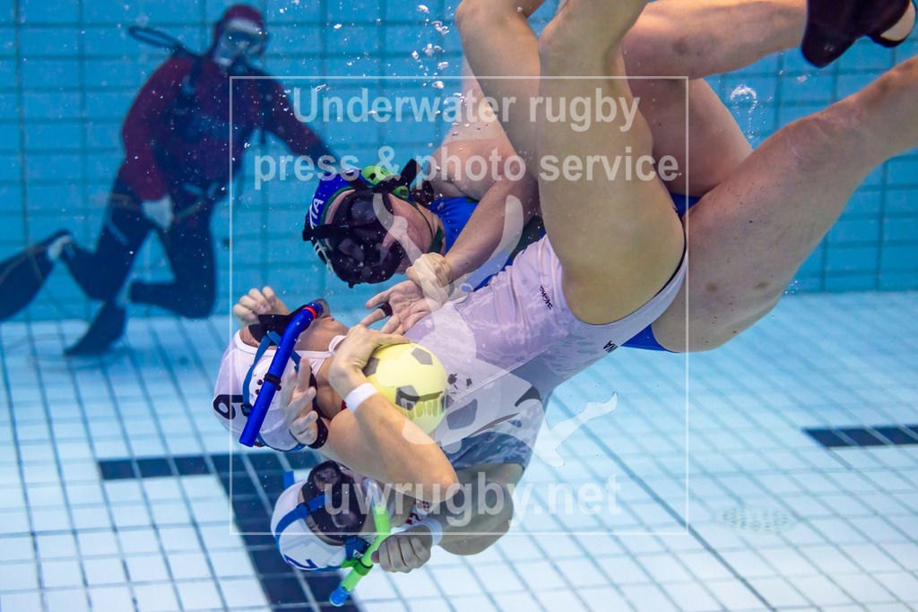 GER, Azzurra Florenz (Italien) vs. Helvetia (Schweiz), Damen, Unterwasser-Rugby, Champions Cup 2024,  24.11.2024 | Anna Stampfli (Helvetia, #09) im Zweikampf mit Valentina Anichini (Azzurra TEAM, #10). - Realisiert mit Pictrs.com