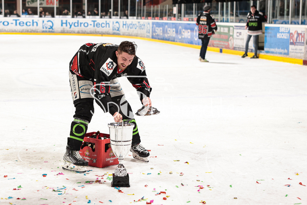 EHC Königsbrunn - TEV Miesbach | Grenzenloer Jubel beim EHC Koenigsbrunn nach dem Gewinn der Bayerliga Meisterschaft im Spiel 3 der Playoffserie gegen den TEV Miesbach / Jubel / Freude / Siegerfoto / Marco STERNHEIMER (EHC #6)