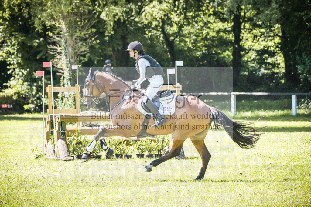 DOS_5058 | Entdecke hochwertige Reitturnierfotos von Foto Oger. Professionell, emotional und authentisch – jetzt Lieblingsmomente im Shop bestellen.Deutschlandweite Turnierfotografie. - Realisiert mit Pictrs.com