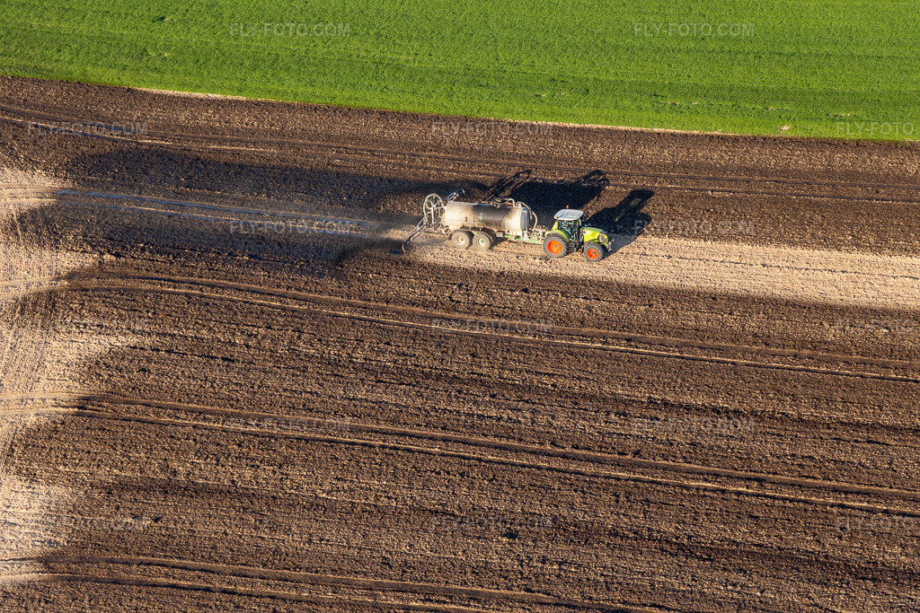 Aerial view: Liquid manure spreading in Niederlauterbach in the state Bas-Rhin, France.Photo: IMG_130971.jpg taken on 03/22/2022 by Werner Riehm/FLY-FOTO.comResolution of the original: 5472 x 3648 px