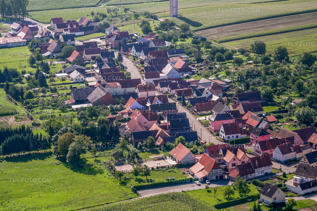 Aerial view: Rue Principale from the north in Schleithal in the state Bas-Rhin, France. – Photo: IMG_3563.jpg taken on 08/31/2006 by Werner Riehm/FLY-FOTO.com – Resolution of the original: 3385 x 2256 px