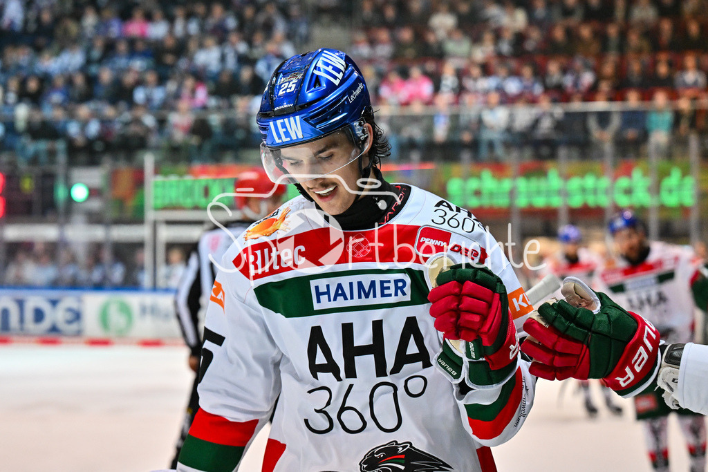 Iserlohn Roosters - Augsburger Panther | Jubel der Panther nach dem Treffer zum 1-3 durch Christian HANKE (Augsburger Panther #25) / Tor / Torschuetze / Freude / Happy / DEL: Iserlohn Roosters - Augsburger Panther, Eissporthalle Iserlohn am 07.03.2025