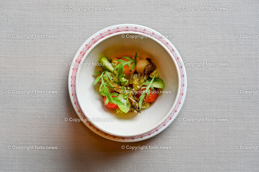 Restaurant Waldschänke_ Clemens und Elisabeth Grabmer_ 25.07.2023-11 | 25.07.2023, Grieskirchen, AUT, Restaurant Waldschänke, Clemens und Elisabeth Grabmer, im Bild Melonentartare mit eingelegten Paradeiser und Basilikum