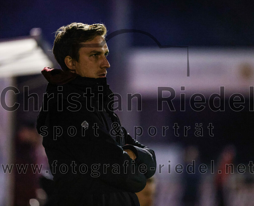 2023-10-27_025_VfB_Hallbergmoos_gegen_FC_Schwaig | Hallbergmoos, Deutschland, 27.10.2023:
Fußball, Landesliga Südost 2023 / 2024, 18. Spieltag, VfB Hallbergmoos gegen FC Schwaig, Endergebnis: 2:3

Trainer Anselm Küchle (VfB Hallbergmoos)

Foto: Christian Riedel / fotografie-riedel.net