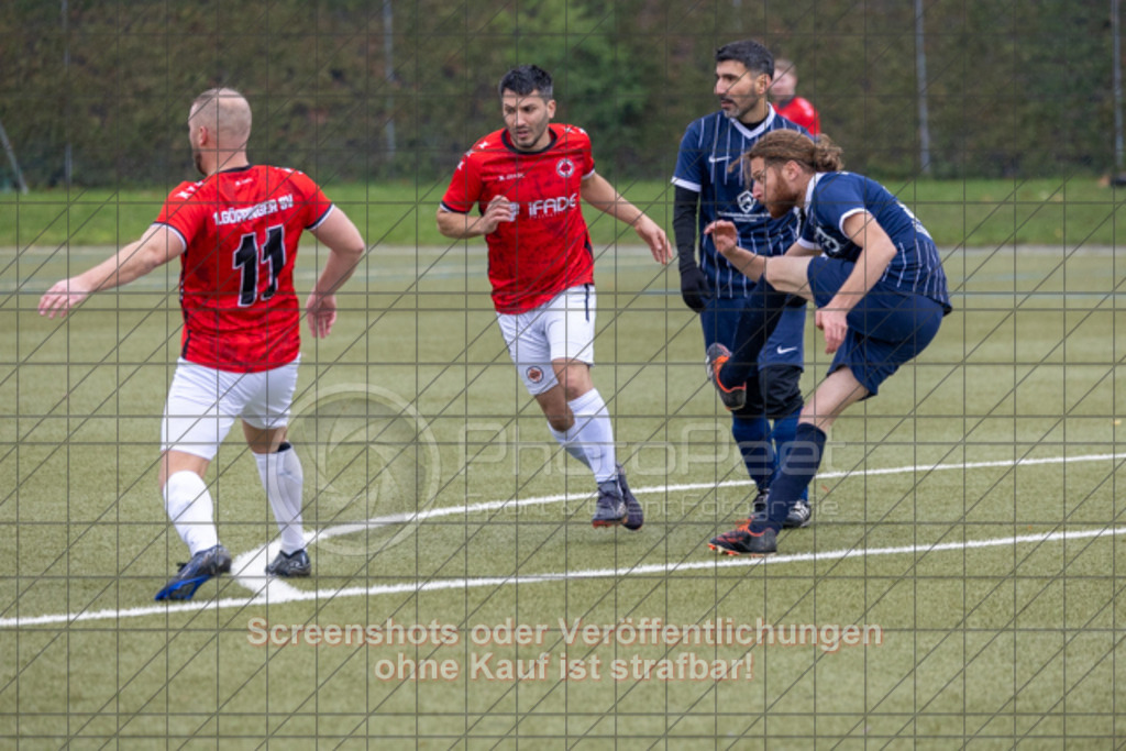 20251109_124350_0111 | #,1.Göppinger SV II (rot) vs. TV Jahn Göppingen II (blau), Fussball, Kreisliga B8, Bezirk Neckar/Fils, 12. Spieltag, Saison 2025/2026, Kunstrasenplatz Süd, Hohenstaufenstraße 116, 73033 Göppingen, 09.11.2025 - 12:30 Uhr,Foto: PhotoPeet-Sportfotografie/Peter Harich