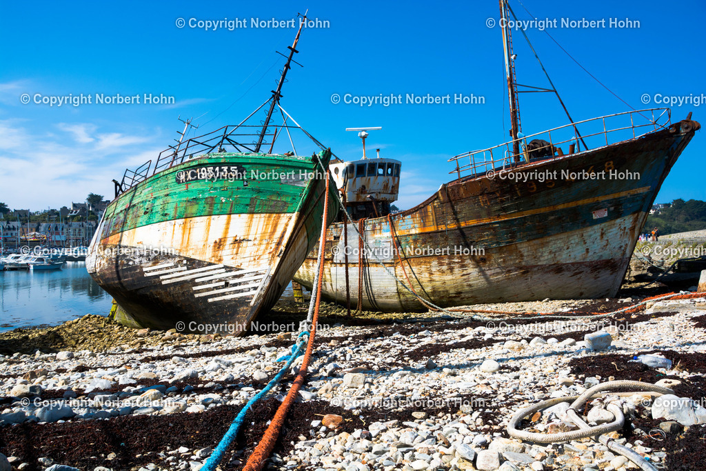 BRE_2490 | Schiffsfriedhof im bretonischen Hafen von Camaret-Sur-Mer. - Realisiert mit Pictrs.com