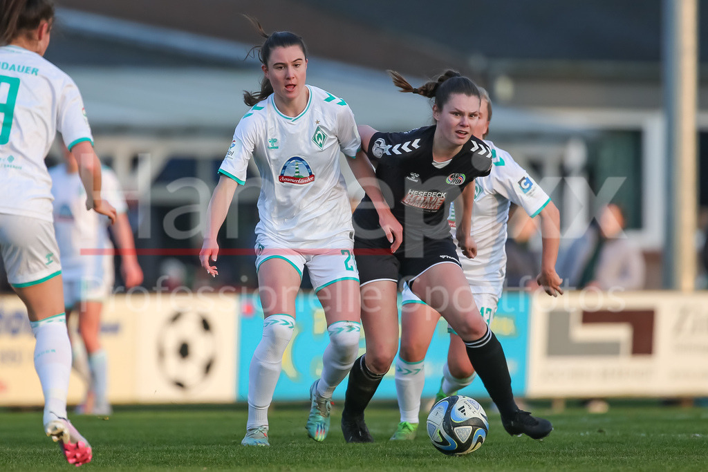 Fussball, Testspiel Frauen, SV Henstedt-Ulzburg - SV Werder Bremen | v.li.: Chiara Hahn (SV Werder Bremen, 21) und Indra Hahn (SV Henstedt-Ulzburg, 7) im Zweikampf, Duell, Dynamik, Aktion, Action, Spielszene