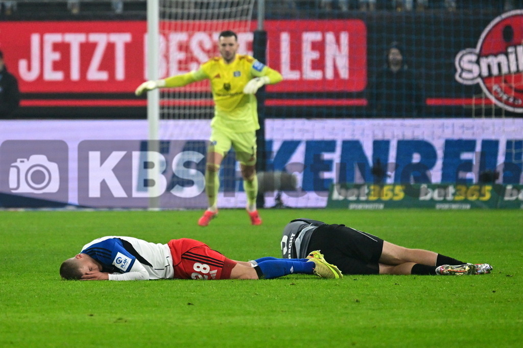 KBS Picture_HSV-Frankfurt_012 | v.l. Muheim Miro (HSV) und Kristensen Rasmus (Eintr. Frankfurt) sind zusammen geknallt ,Sportplatz :  Volksparkstadion, - Realisiert mit Pictrs.com