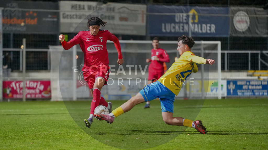 Fußball, Herren, Saison 2025/2026, Regionalliga Nordost, 17. Spieltag, FSV 63 Luckenwalde vs. ZFC Meuselwitz, Freitag 28.11.2025, Werner-Seelenbinder-Stadion Luckenwalde, | Fußball, Herren, Saison 2025/2026, Regionalliga Nordost, 17. Spieltag, FSV 63 Luckenwalde vs. ZFC Meuselwitz, Freitag 28.11.2025, Werner-Seelenbinder-Stadion Luckenwalde, Im Bild: Elias Oke (l. Meuselwitz) und Len Neumann (r. Luckenwalde) - Realisiert mit Pictrs.com