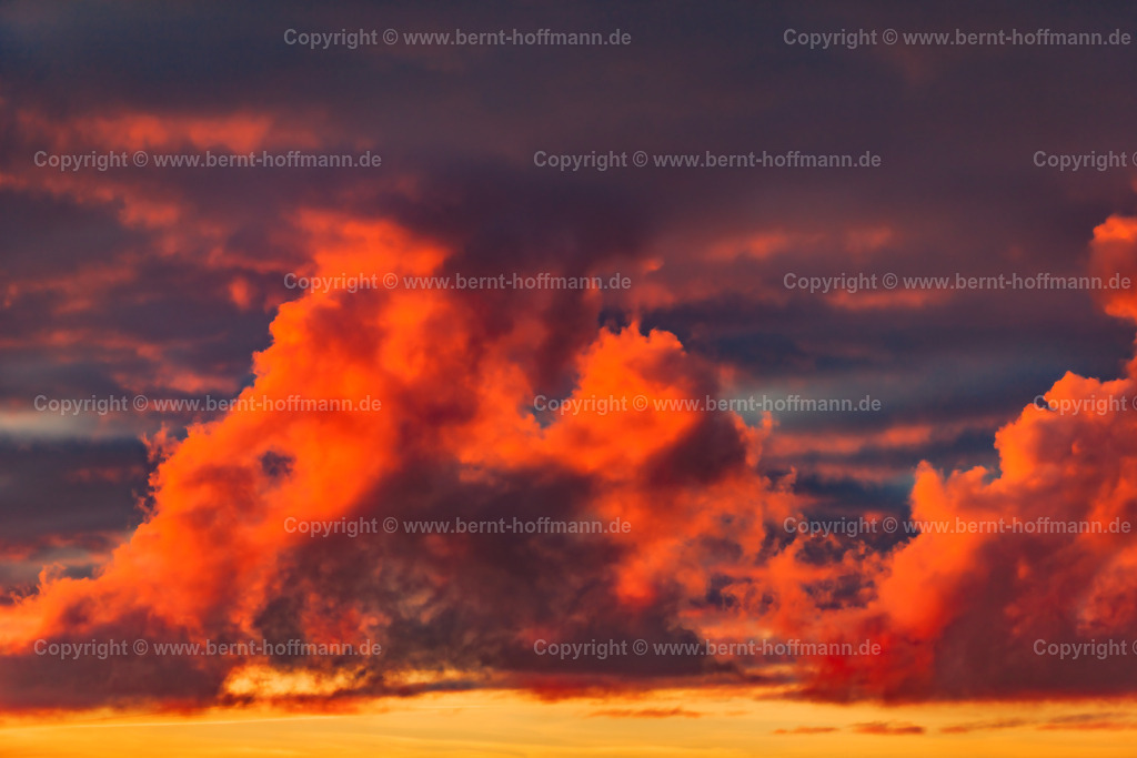 PHF_4530mod_Abendhimmel_90x60_3hd | FOTOGRAFIE. Himmlische Farben - Abendstimmung. __ Die  tiefstehende Abendsonne strahlte niedrige ( Cumulus ) und mittelhohe ( Altocumulus ) Wolken an. - Realisiert mit Pictrs.com