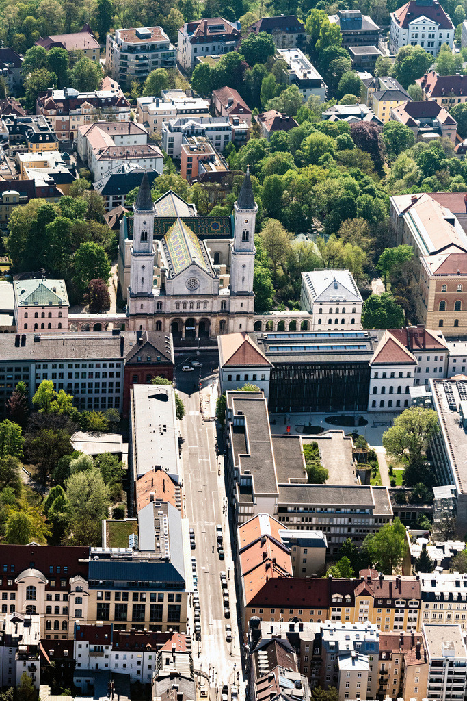 dr__0051815.jpg | MüNCHEN 23.04.2020 Kirchengebäude St. Ludwig an der Ludwigstraße im Altstadt- Zentrum der Innenstadt im Ortsteil Maxvorstadt in München im Bundesland Bayern, Deutschland. Weiterführende Informationen bei: Katholische Kirchenstiftung St. Ludwig München. // Church building in St. Ludwig on Ludwigstrasse Old Town- center of downtown in the district Maxvorstadt in Munich in the state Bavaria, Germany. Further information at: Katholische Kirchenstiftung St. Ludwig Muenchen. Foto: Daniel Reiter